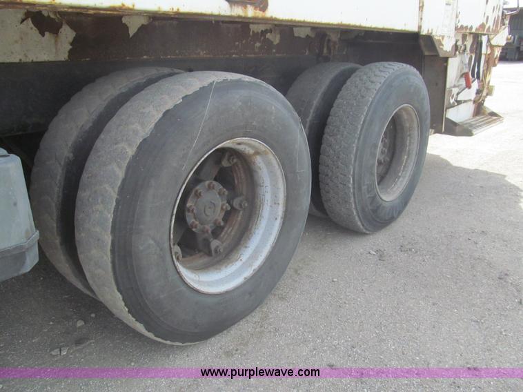 image for item I7108 2000 Volvo WXLL64 refuse truck