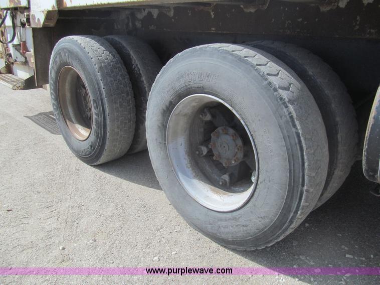 image for item I7108 2000 Volvo WXLL64 refuse truck