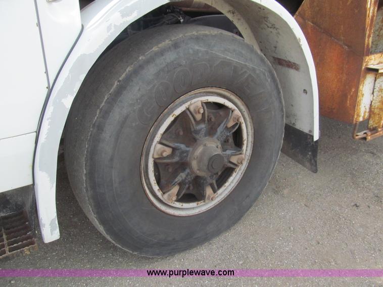 image for item I7108 2000 Volvo WXLL64 refuse truck