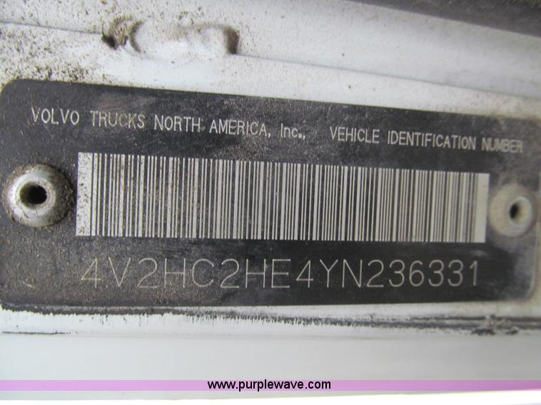 image for item I7108 2000 Volvo WXLL64 refuse truck