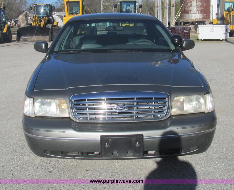 image for item I7127 2000 Ford Crown Victoria Police Interceptor
