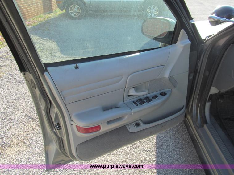 image for item I7127 2000 Ford Crown Victoria Police Interceptor