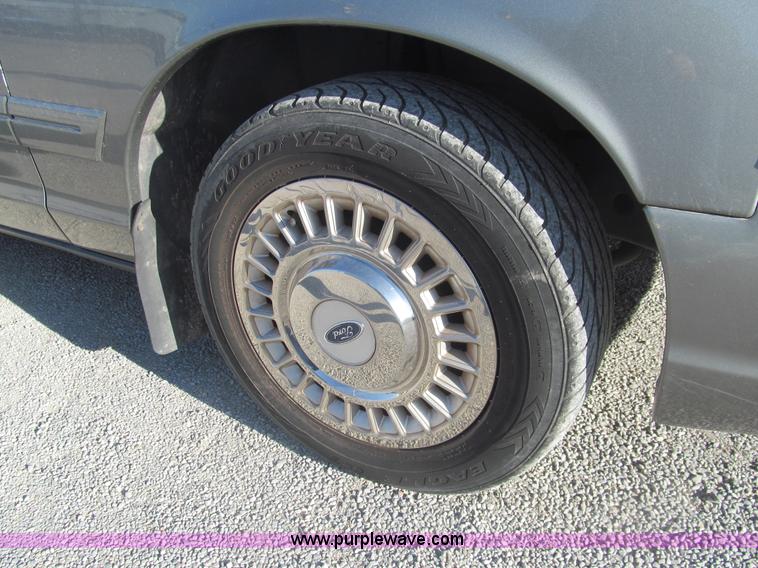 image for item I7127 2000 Ford Crown Victoria Police Interceptor