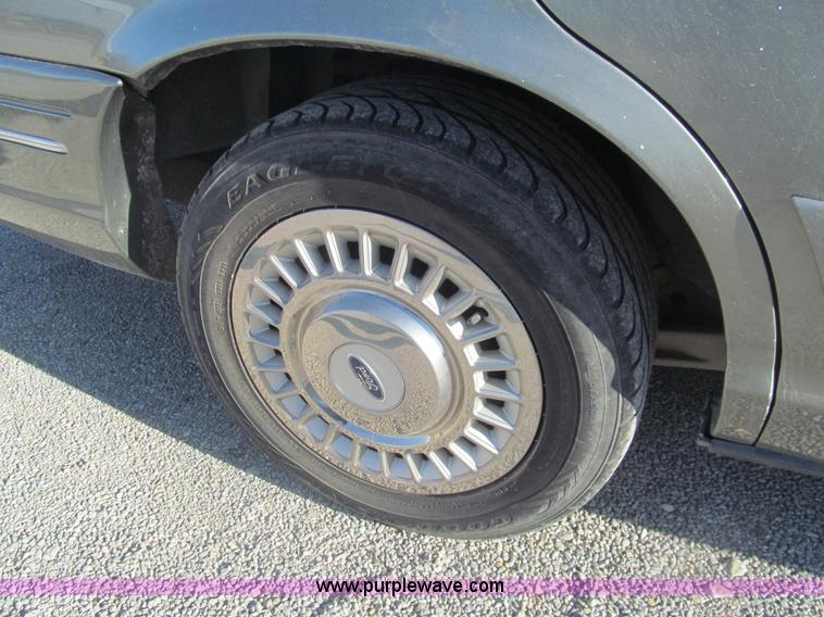 image for item I7127 2000 Ford Crown Victoria Police Interceptor