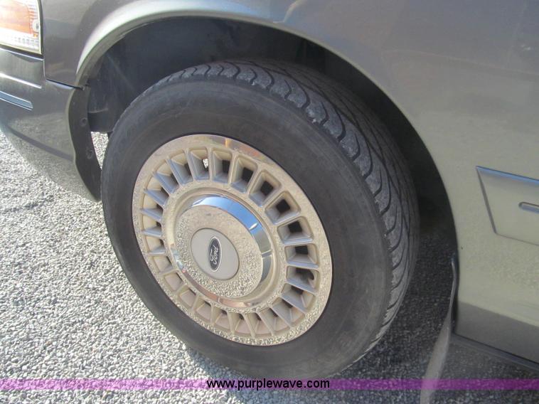 image for item I7127 2000 Ford Crown Victoria Police Interceptor