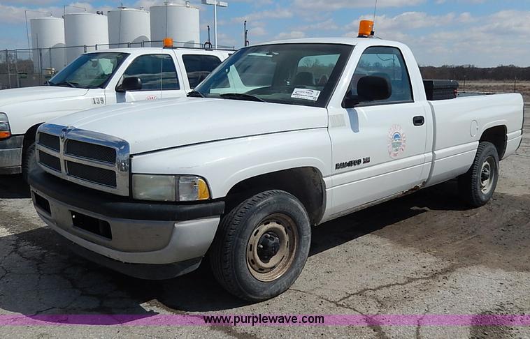 image for item I9252 2001 Dodge Ram 1500 pickup truck