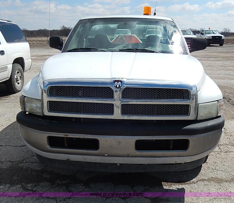 image for item I9252 2001 Dodge Ram 1500 pickup truck