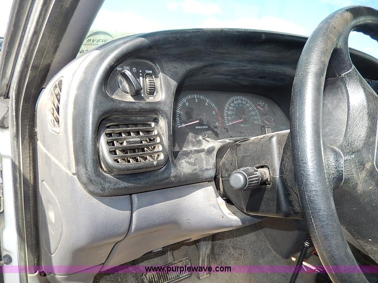 image for item I9252 2001 Dodge Ram 1500 pickup truck