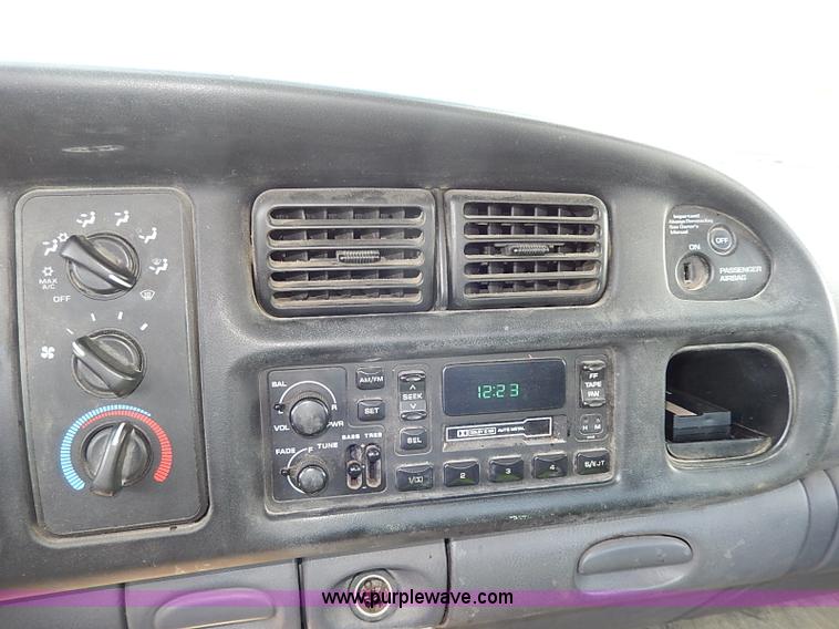 image for item I9252 2001 Dodge Ram 1500 pickup truck