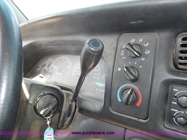 image for item I9252 2001 Dodge Ram 1500 pickup truck