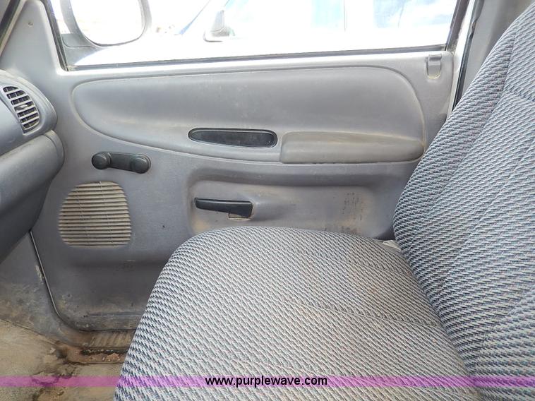 image for item I9252 2001 Dodge Ram 1500 pickup truck