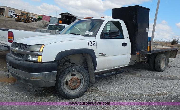 image for item I9274 2003 Chevrolet Silverado 3500 flatbed pickup truck