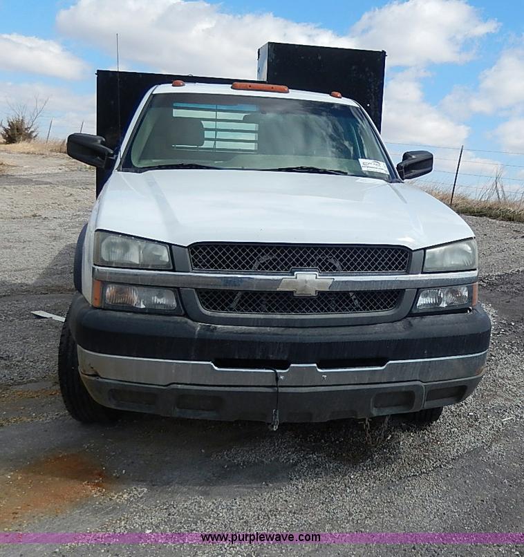image for item I9274 2003 Chevrolet Silverado 3500 flatbed pickup truck