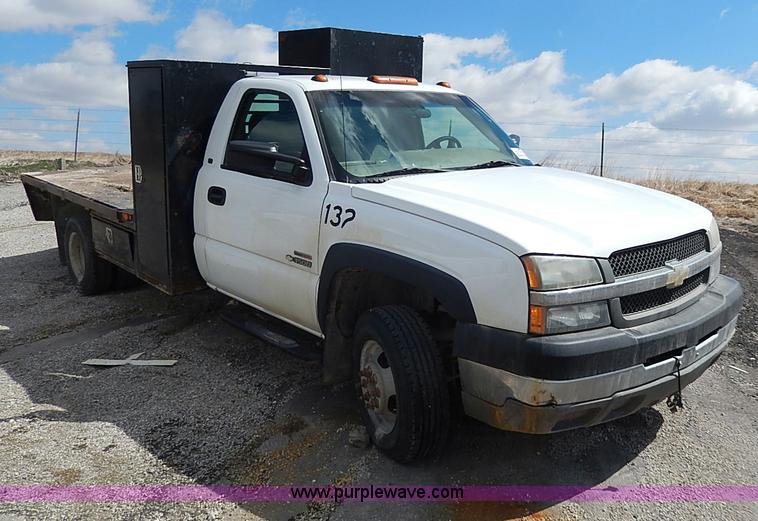 image for item I9274 2003 Chevrolet Silverado 3500 flatbed pickup truck