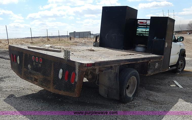 image for item I9274 2003 Chevrolet Silverado 3500 flatbed pickup truck