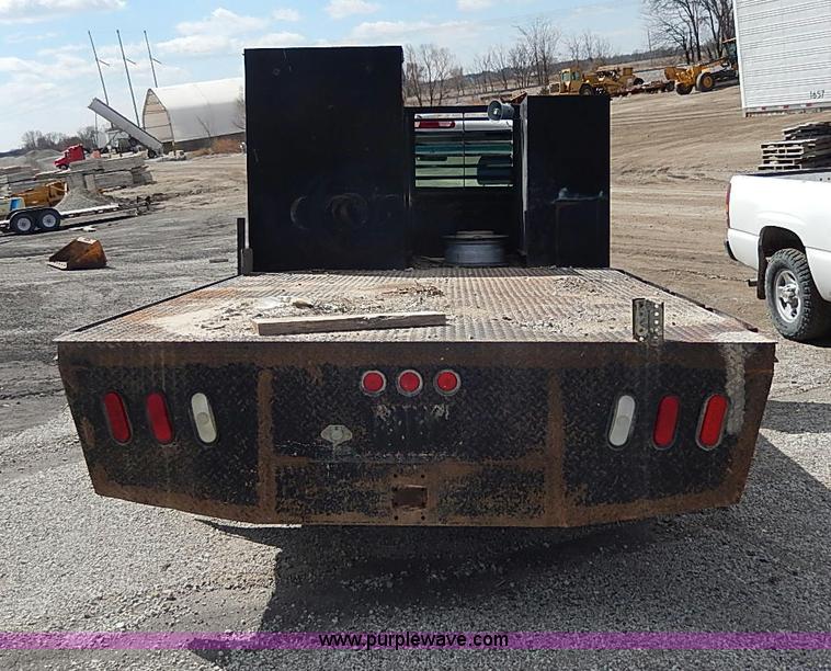 image for item I9274 2003 Chevrolet Silverado 3500 flatbed pickup truck
