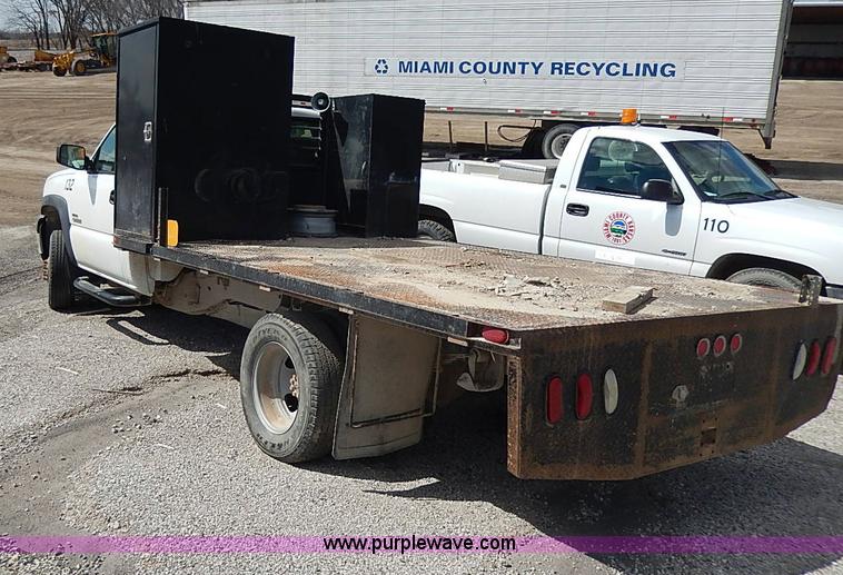 image for item I9274 2003 Chevrolet Silverado 3500 flatbed pickup truck