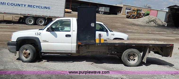 image for item I9274 2003 Chevrolet Silverado 3500 flatbed pickup truck