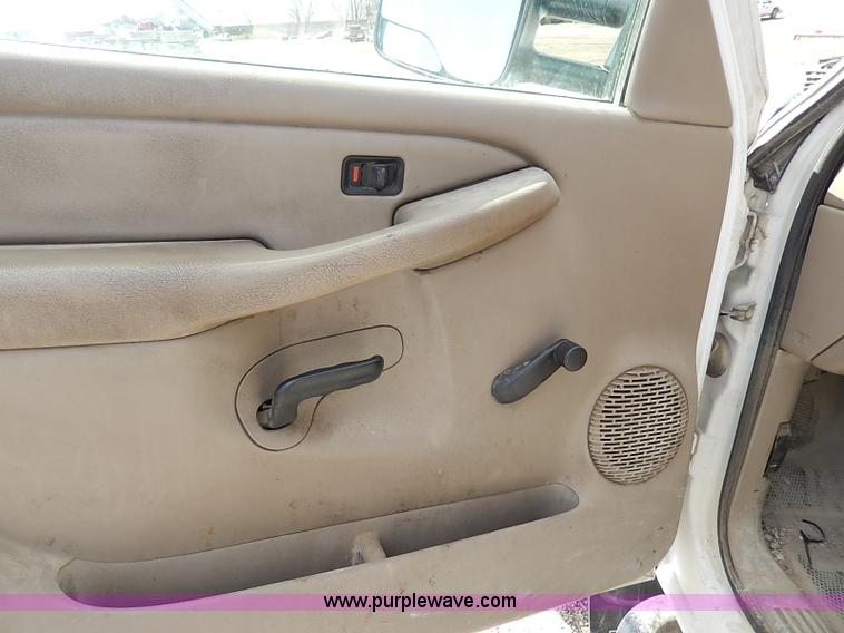 image for item I9274 2003 Chevrolet Silverado 3500 flatbed pickup truck