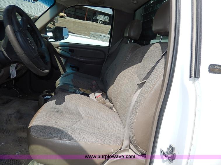 image for item I9274 2003 Chevrolet Silverado 3500 flatbed pickup truck