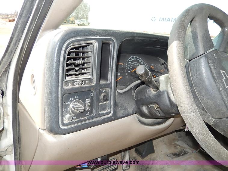 image for item I9274 2003 Chevrolet Silverado 3500 flatbed pickup truck