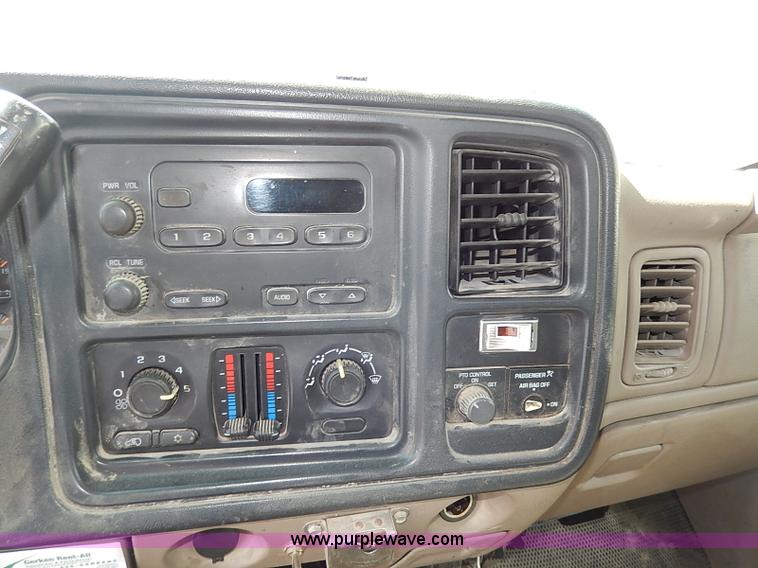 image for item I9274 2003 Chevrolet Silverado 3500 flatbed pickup truck