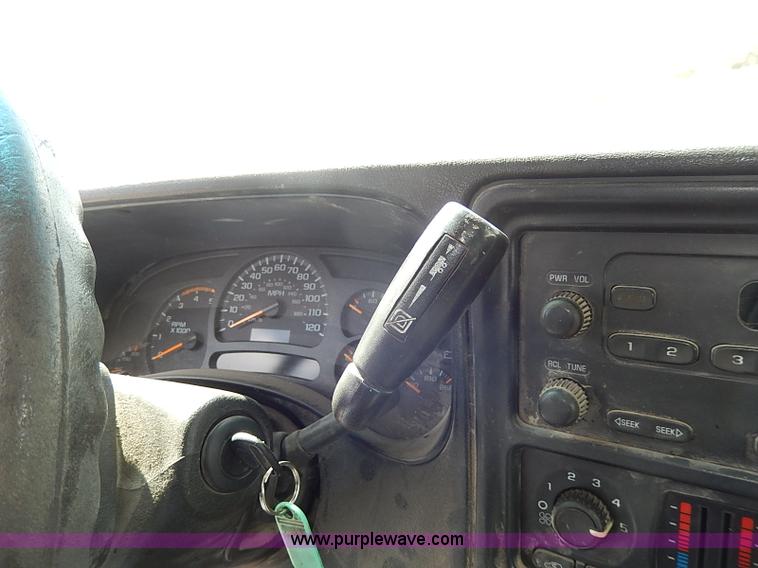 image for item I9274 2003 Chevrolet Silverado 3500 flatbed pickup truck