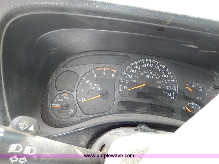 image for item I9274 2003 Chevrolet Silverado 3500 flatbed pickup truck