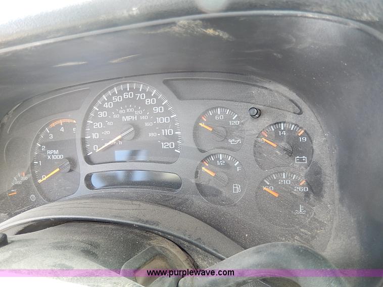 image for item I9274 2003 Chevrolet Silverado 3500 flatbed pickup truck