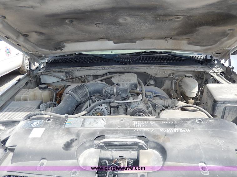 image for item I9274 2003 Chevrolet Silverado 3500 flatbed pickup truck