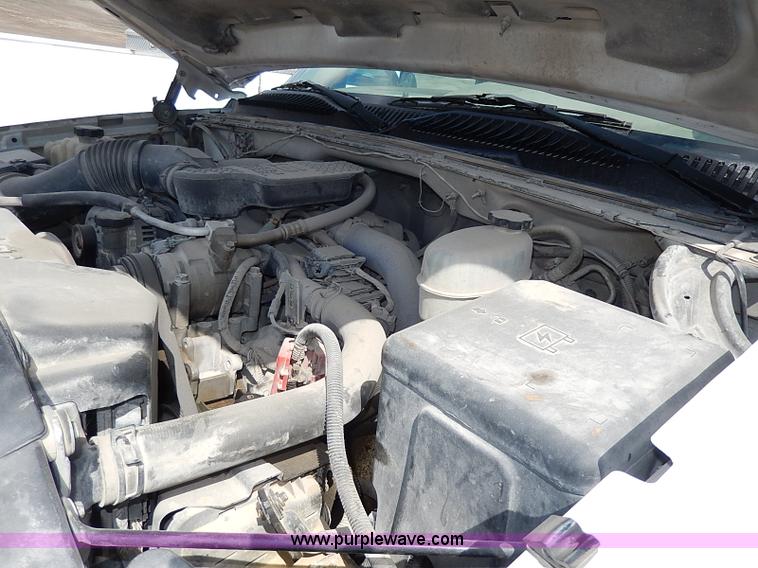 image for item I9274 2003 Chevrolet Silverado 3500 flatbed pickup truck