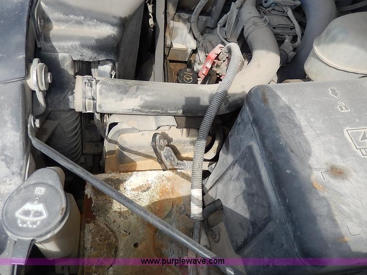 image for item I9274 2003 Chevrolet Silverado 3500 flatbed pickup truck