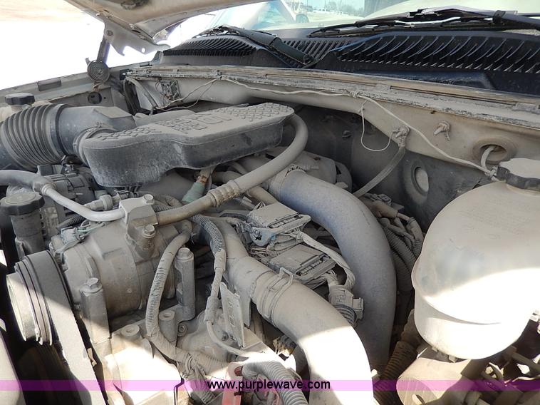 image for item I9274 2003 Chevrolet Silverado 3500 flatbed pickup truck