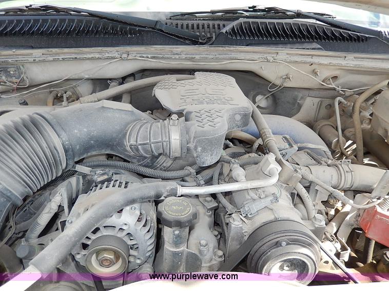 image for item I9274 2003 Chevrolet Silverado 3500 flatbed pickup truck