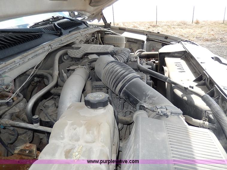 image for item I9274 2003 Chevrolet Silverado 3500 flatbed pickup truck