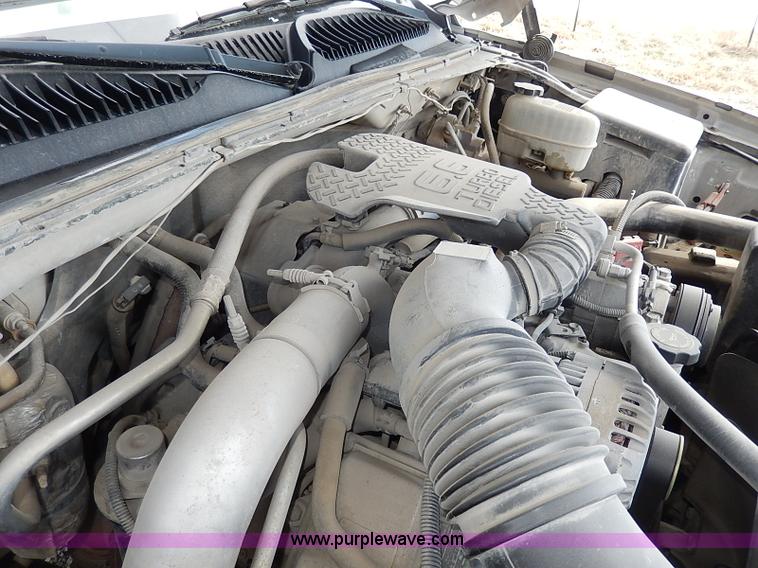 image for item I9274 2003 Chevrolet Silverado 3500 flatbed pickup truck