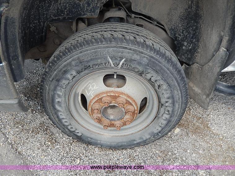 image for item I9274 2003 Chevrolet Silverado 3500 flatbed pickup truck