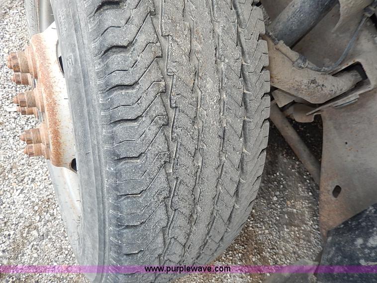 image for item I9274 2003 Chevrolet Silverado 3500 flatbed pickup truck