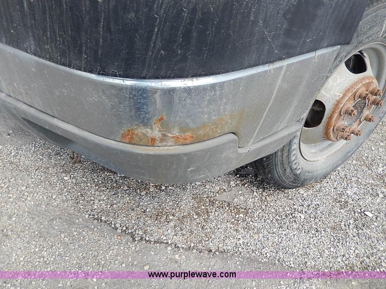 image for item I9274 2003 Chevrolet Silverado 3500 flatbed pickup truck