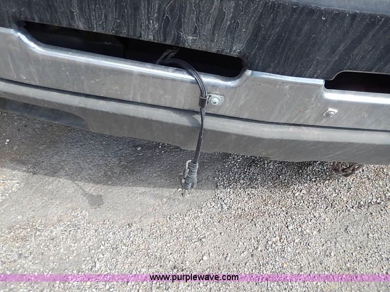 image for item I9274 2003 Chevrolet Silverado 3500 flatbed pickup truck