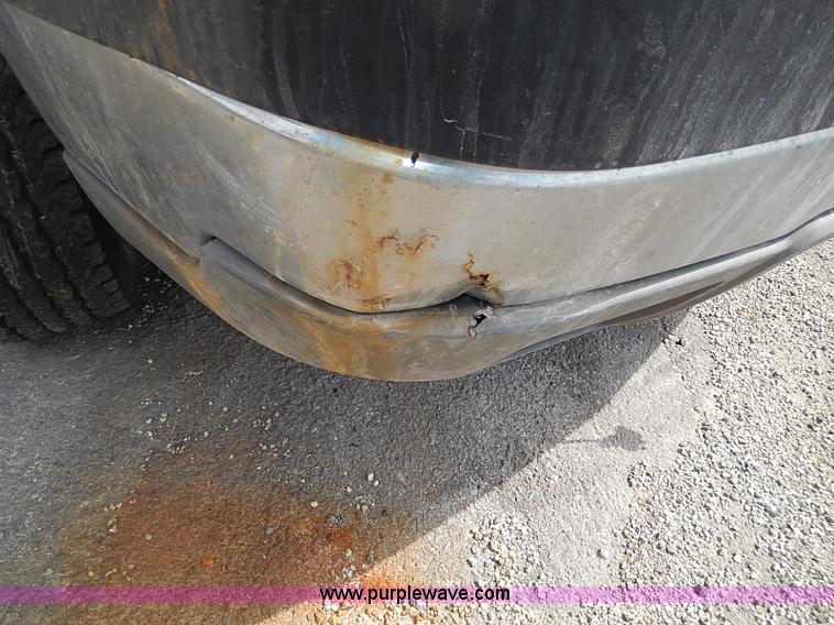 image for item I9274 2003 Chevrolet Silverado 3500 flatbed pickup truck