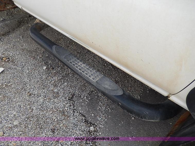 image for item I9274 2003 Chevrolet Silverado 3500 flatbed pickup truck