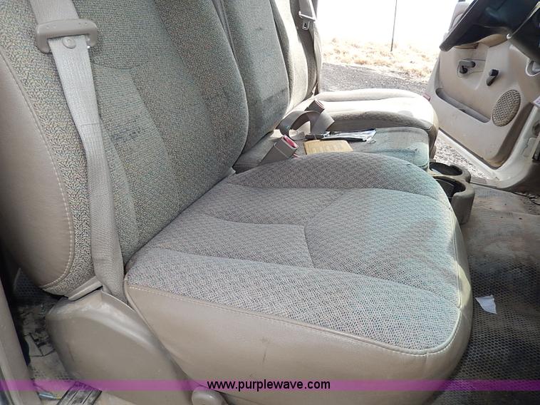 image for item I9274 2003 Chevrolet Silverado 3500 flatbed pickup truck