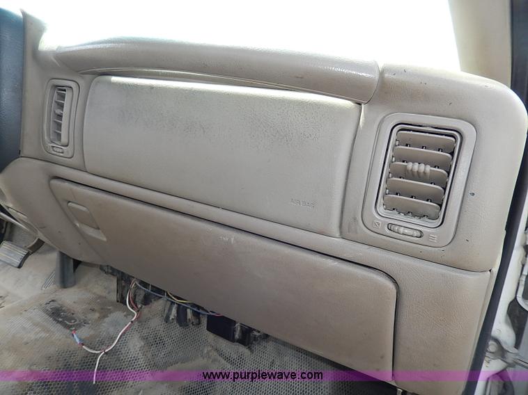 image for item I9274 2003 Chevrolet Silverado 3500 flatbed pickup truck