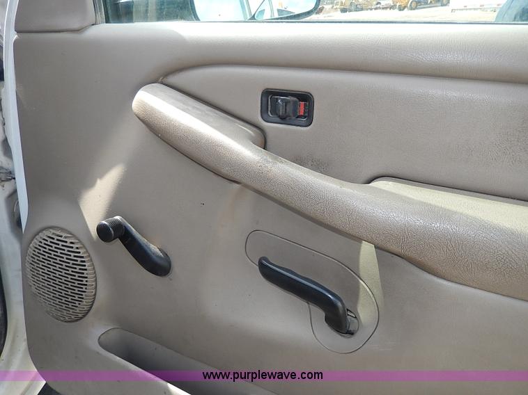 image for item I9274 2003 Chevrolet Silverado 3500 flatbed pickup truck