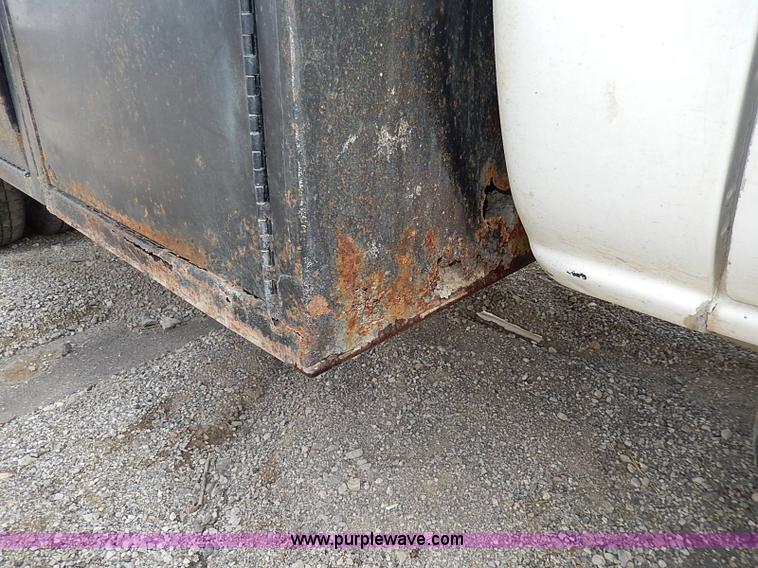 image for item I9274 2003 Chevrolet Silverado 3500 flatbed pickup truck