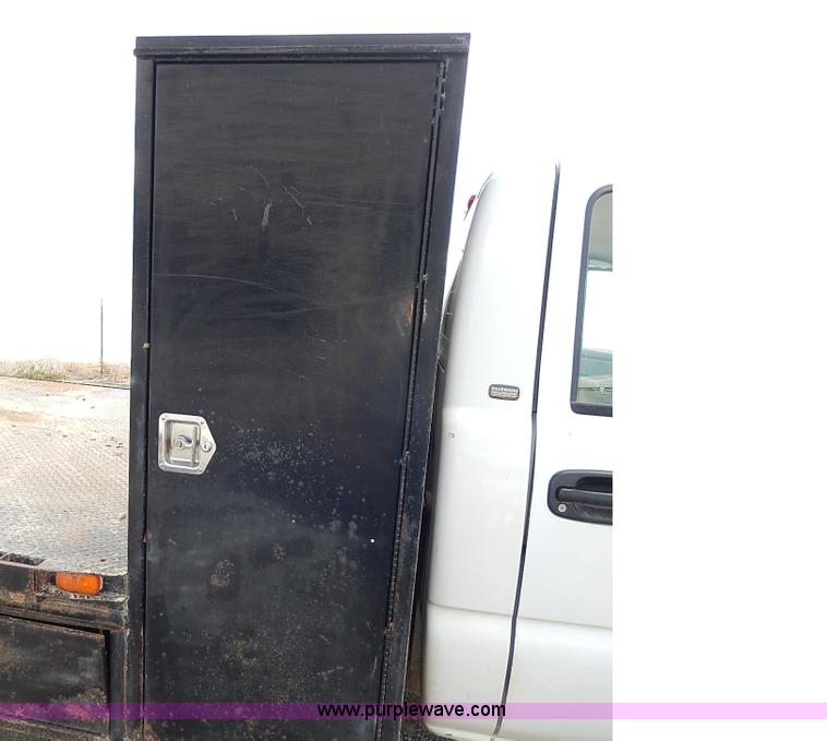 image for item I9274 2003 Chevrolet Silverado 3500 flatbed pickup truck