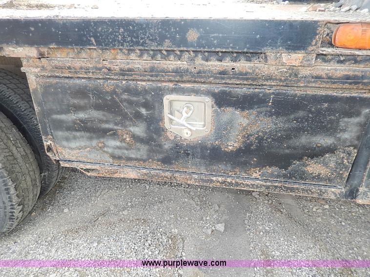 image for item I9274 2003 Chevrolet Silverado 3500 flatbed pickup truck