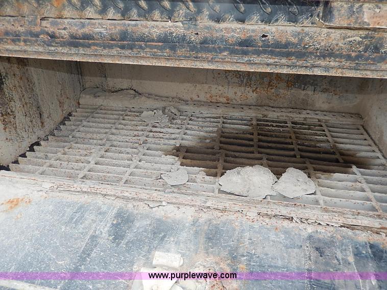 image for item I9274 2003 Chevrolet Silverado 3500 flatbed pickup truck