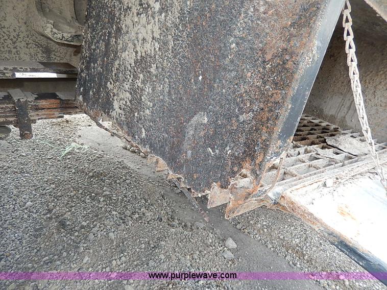 image for item I9274 2003 Chevrolet Silverado 3500 flatbed pickup truck